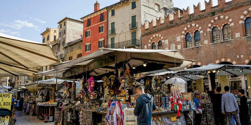 A glimpse of the Sitabuldi Market, one of the famous places for shopping in Nagpur.