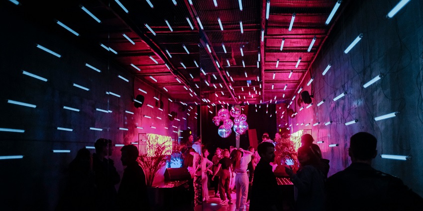 Professional DJs at the party places in Delhi.