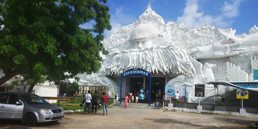 Snow Kingdom is among the best tourist places in Ghatkopar, offering sledding and snow activities.