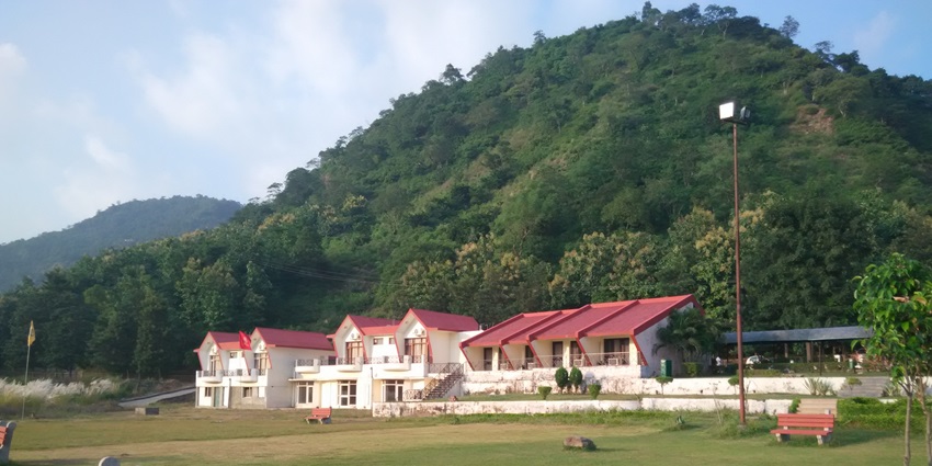 A serene view of Sohna, one of the top places to visit near Gurgaon within 50 kms.