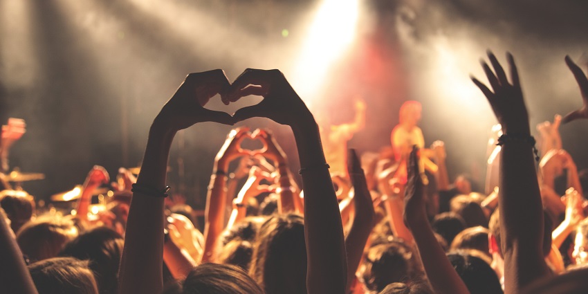 The Night party in Gurgaon offers an enjoyable experience at Soi 7 Pub & Brewery.