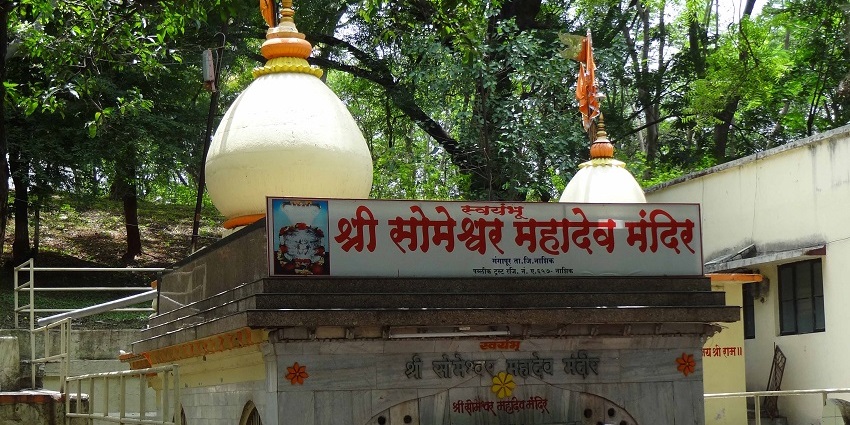 A woman near the entrance of Shree Someshwar Mahadev Temple in Nashik, Maharashtra.