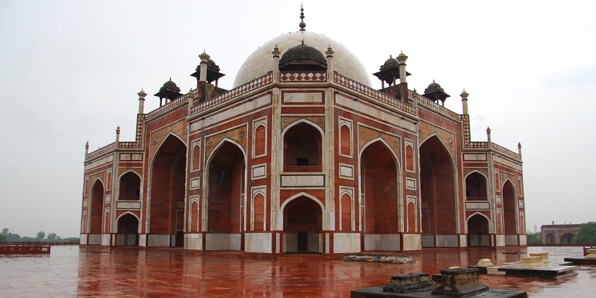 South Extension near Humayun’s Tomb, a top spot for saree shopping in Delhi.