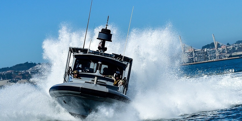 A picture of a fast-paced speed boat ride one of the best water sports in Dapoli.
