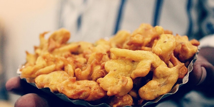 The famous street food in Kodaikanal is the flavorful mirchi bajji, a spicy treat at Bryant Park.