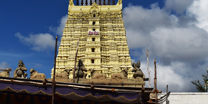 The long pillared corridor inside Ramanathaswamy Tamil Nadu Temple under a blue sky.