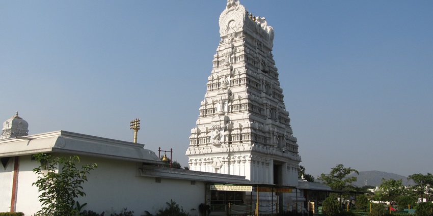 Pay your reverences at the Sri Balaji Mandir in Hinjewadi with its intricate carvings