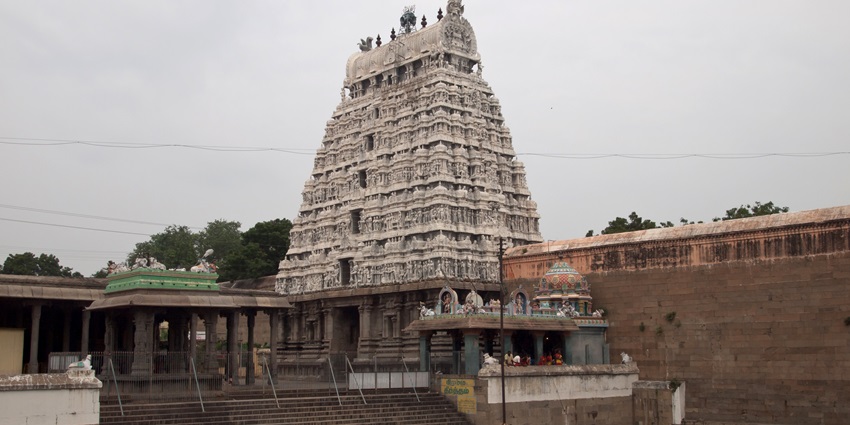 Sri Doddabasavanna Temple is a Vijayanagara-style temple housing one of the largest Nandi idols in the world.