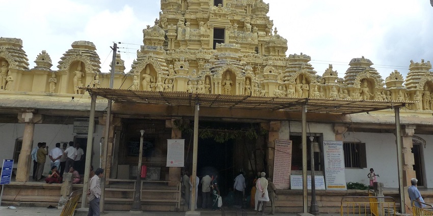Outer view of Sri Lakshmi Narayana Perumal Temple, one of the holy temples in Anna Nagar.