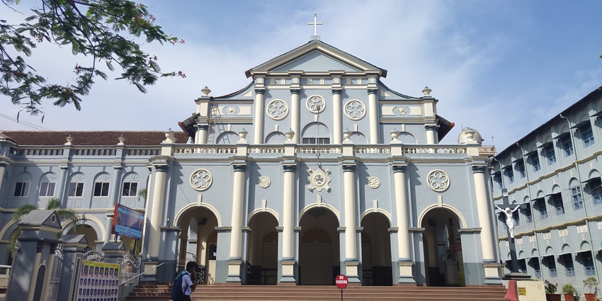 The St. Aloysius Chapel, one of the spiritual places to visit in Mangalore for couples.