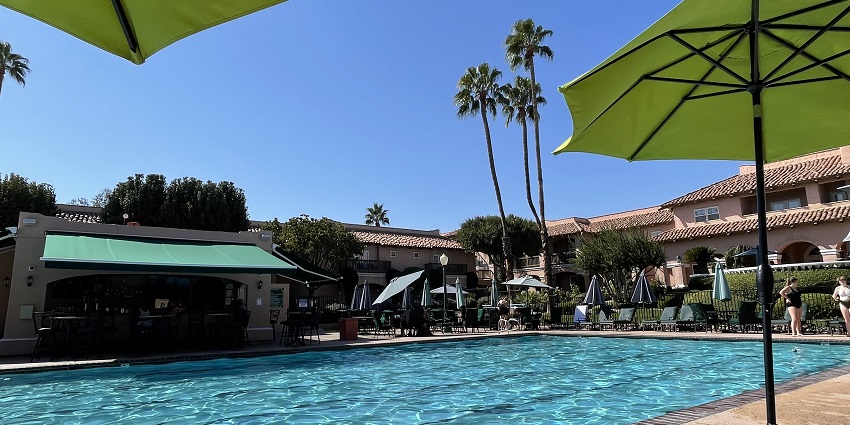 A beautiful picture of the pool facing the hotel.