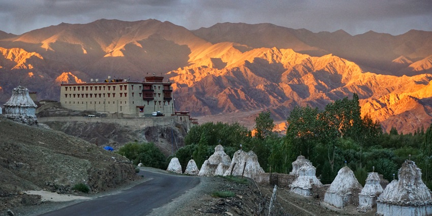 Stok Palace features traditional Ladakhi architecture.