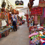 A lively market for fresh produce and authentic street shopping in Mumbai.