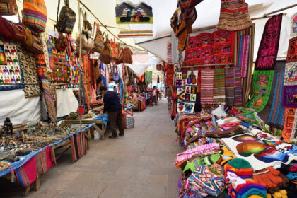 A lively market for fresh produce and authentic street shopping in Mumbai.