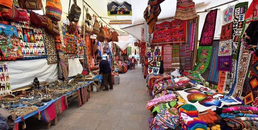 A lively market for fresh produce and authentic street shopping in Mumbai.