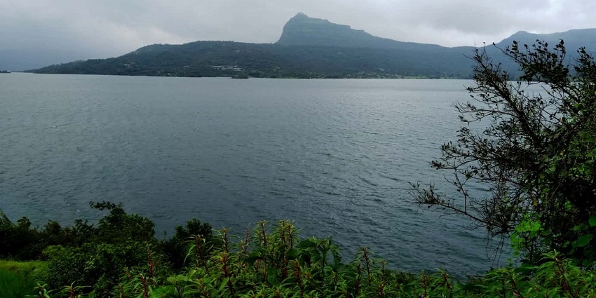 Serene view of Chembur's lakes, perfect for relaxation, Best things to do in Chembur.