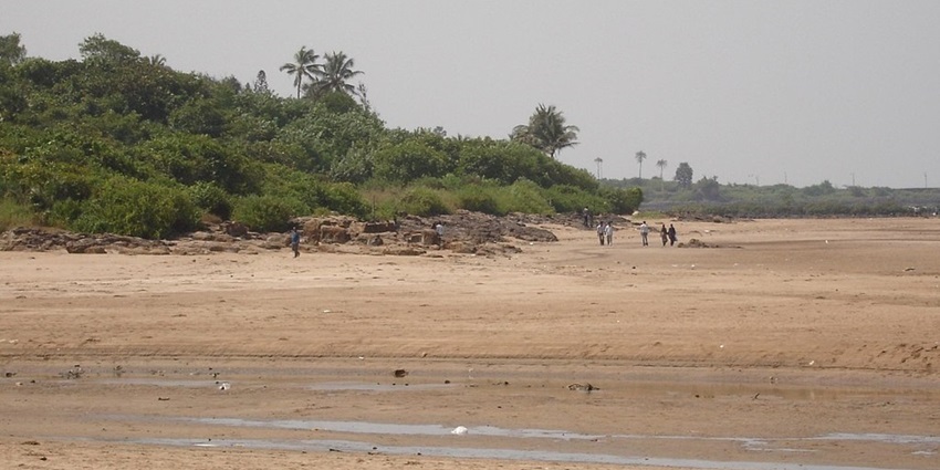 Aksa Beach with calm waves hitting the shore, a must visit place in Madh, Mumbai