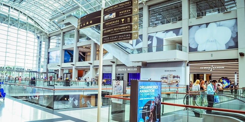 An image of a wide view of a mall shop bustling with activity.