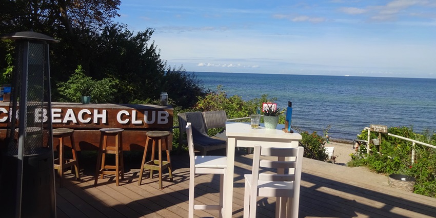 Party places in Morjim feature Sublime Beach Club offering relaxation, food, and a vibrant atmosphere.