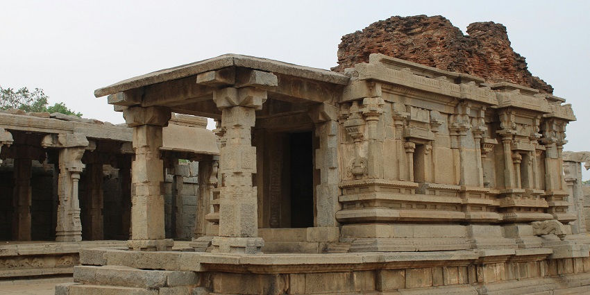 A photo of the temple with multiple pillars, one of the Subramanya Swamy temples in Tamil Nadu.