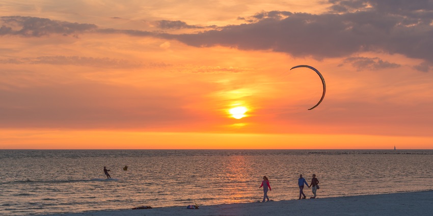 The full moon party Phi Phi Island 2024 offers breathtaking sunset views and a calm atmosphere.