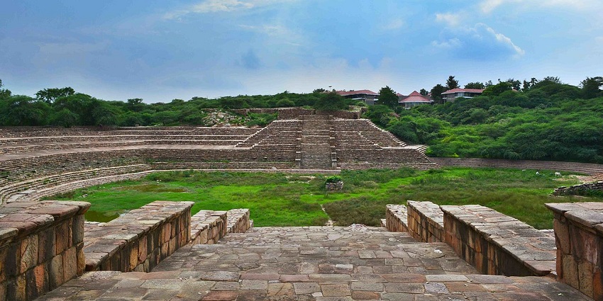A picture of a stepwell in Suraj kund, one of the best places to visit in Faridabad