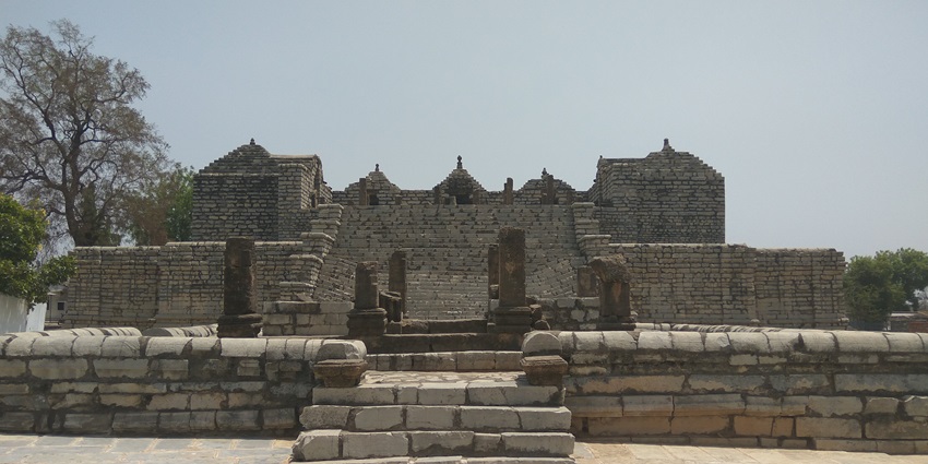 A breathtaking frontal view of Surang Tila temple complex in Chhatisgarh during the day.