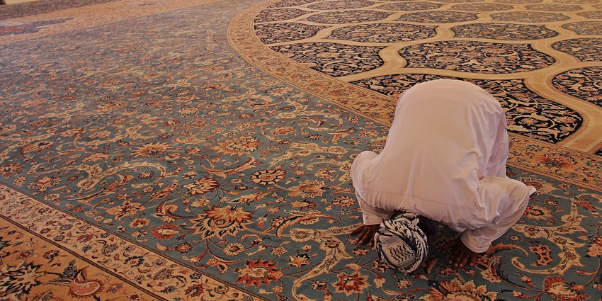 A close-up view of a person praying inside a dargah near Kahrosa cave in Maharashtra.