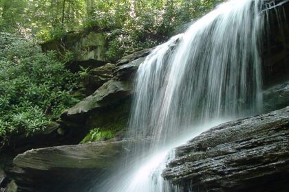 Suruli Waterfalls in Tamil Nadu is a cascading beauty that makes for a scenic attractions