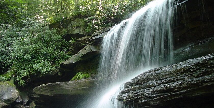 Suruli Waterfalls in Tamil Nadu is a cascading beauty that makes for a scenic attractions