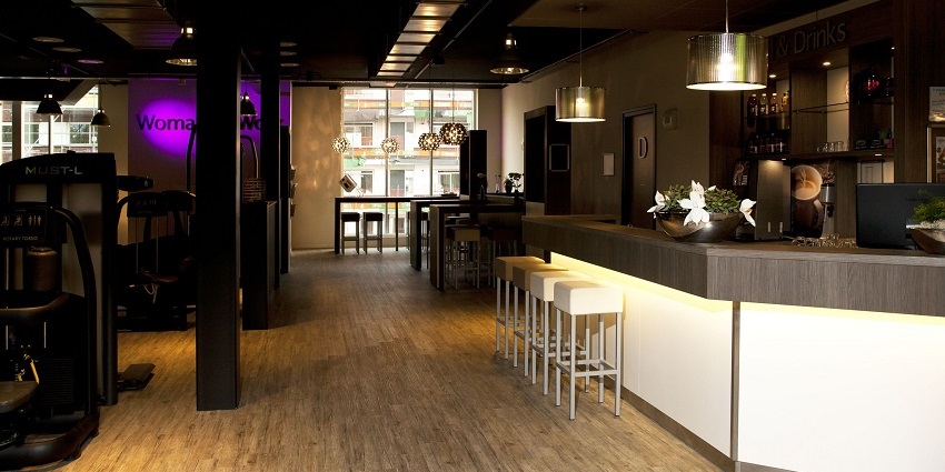 The rave party in Mangalore features cocktails and gourmet dishes in comfort.