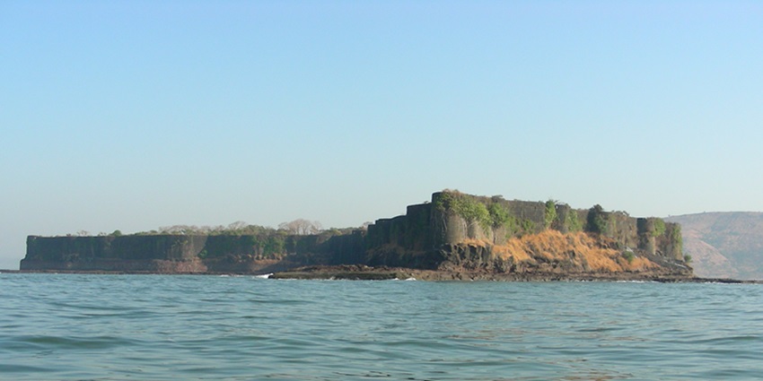 Suvarnadurg Fort, a top tourist attraction in Dapoli, offers stunning ocean views and heritage.
