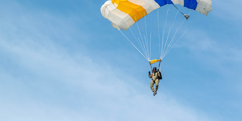 The ideal location for paragliding in Yelagiri is Swamimalai Hills, the highest point.