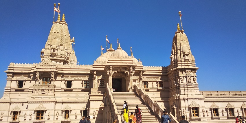 A glimpse of the Swaminarayan Temple, one of the top South Indian temples in Mumbai.