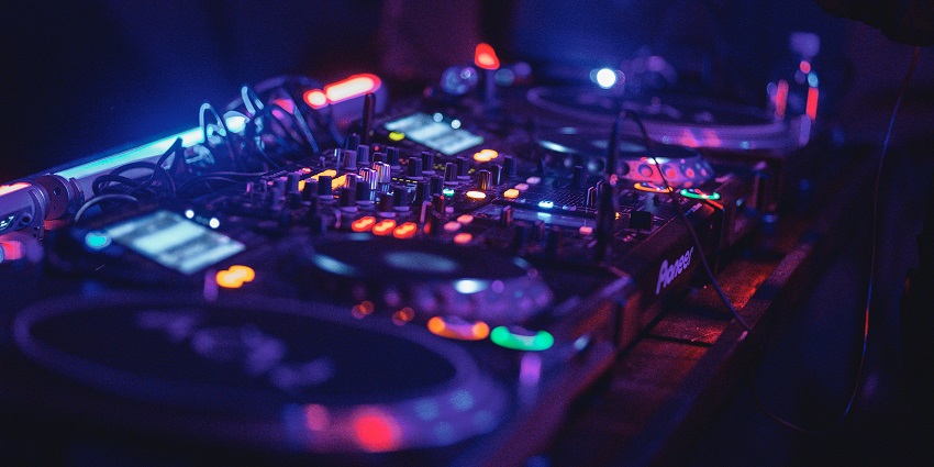 TOS Club offers visitors some of the most famous and vibrant techno parties in Hyderabad