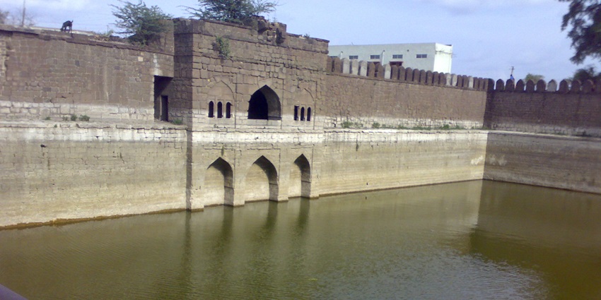 Taj Bawdi is one of the historic places to visit in Bijapur, popular among tourists.