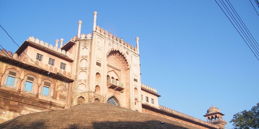 Taj-ul-Masajid is an iconic mosque, one of the best holy tourist attractions in the city.