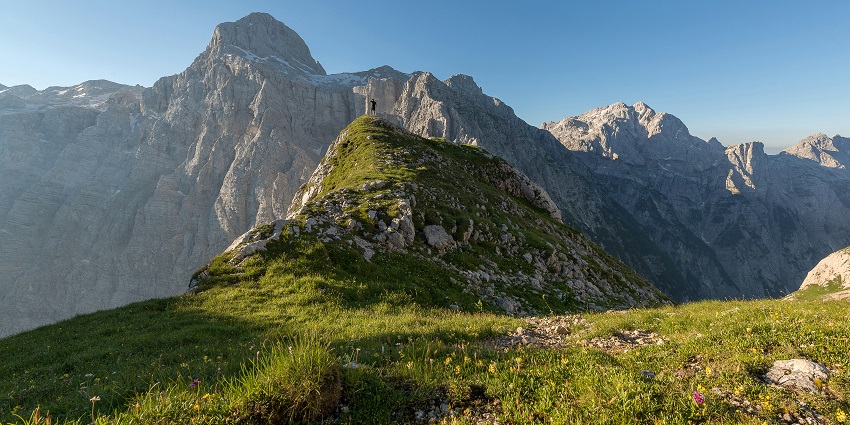 An amazing view from Lamb's Rock in Kunnur, a perfect place for adventure enthusiasts.