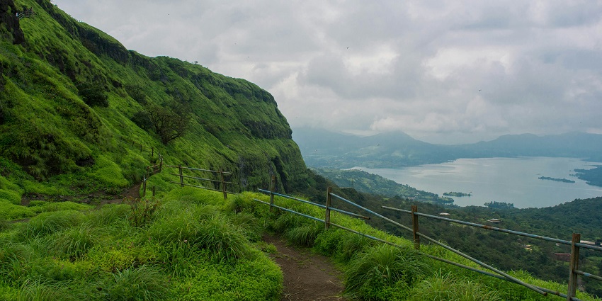 The stunning view of the valley in Coonoor offering a great opportunity for trekkers.