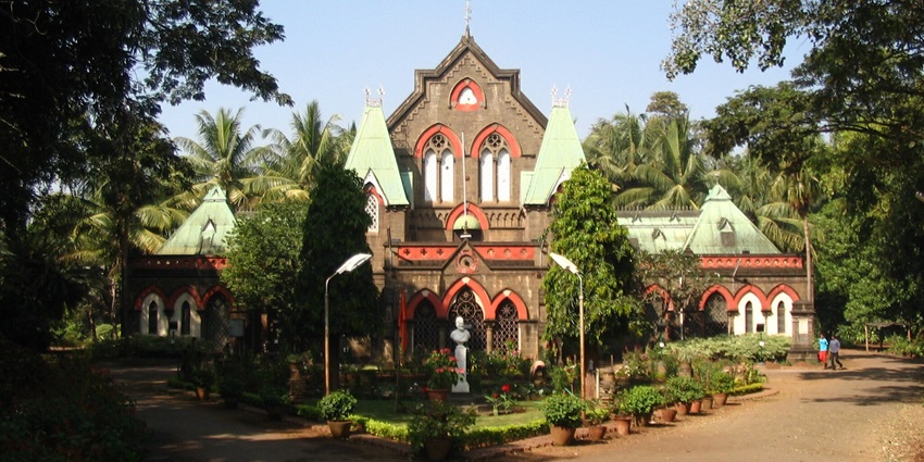 Front view of Kolhapur Town Hall Museum and it is a beautiful place for travellers.