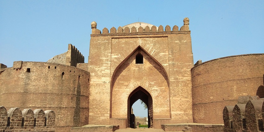 An image of an ancient fort showing beautiful architecture with immense importance.