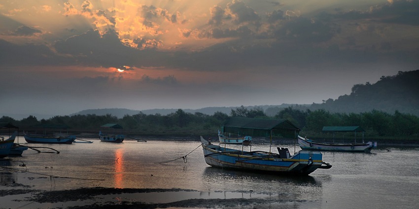 Tarkarli Beach is one of the most famous places to visit in malvan for travellers.