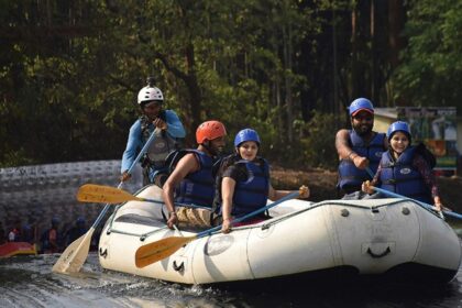 A picture of a group of friends doing rafting, one of the best Tarkarli water sports.