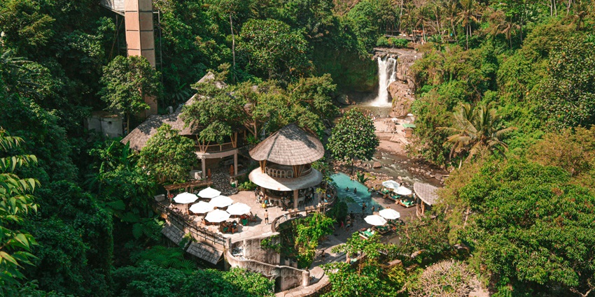 A picture of a scenic resort overlooking Tegenungan Waterfall in Ubud.
