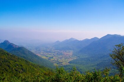 There are several temples in Tamil Nadu nestled in the hills, offering scenic views.