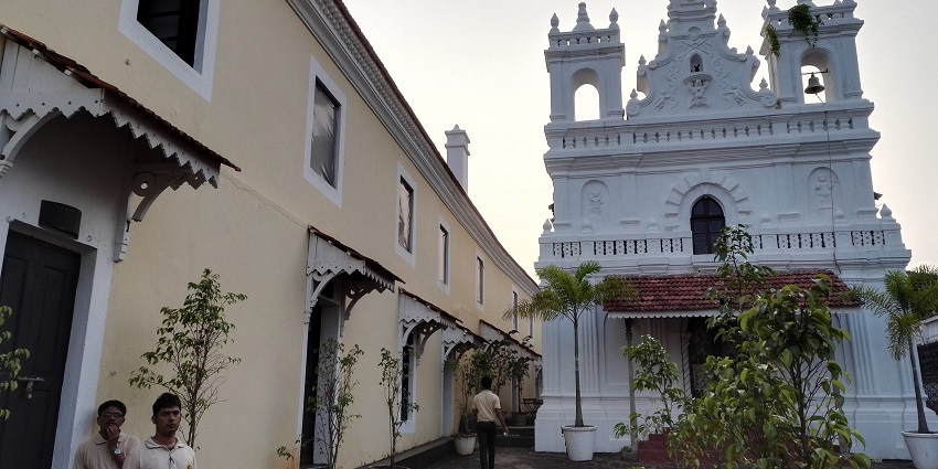A picture of a traditional fort in Goa highlighting the Portuguese architecture