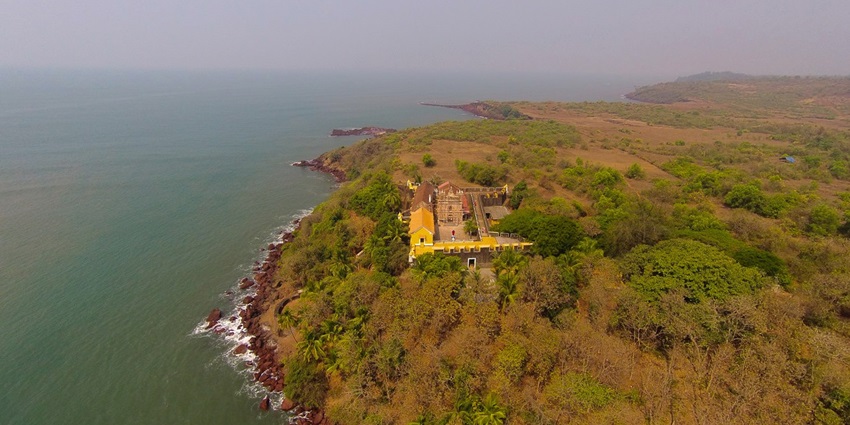 Terekhol Fort is a historic fort on the cliffside offering stunning views of the border.