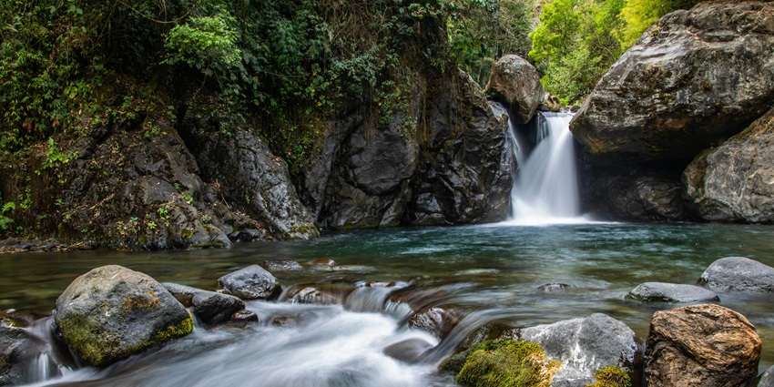 An image of one of the largest waterfalls in Kodaikanal cascading down the cliffs