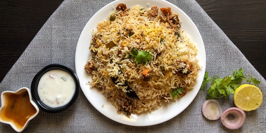 Thalapakatti Biryani,
best food in Salem is the biryani, known for its rich flavors and tender meat