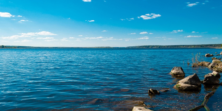 A glimpse of scenic waters of Thally Lake, one of the best places to visit near Hosur.